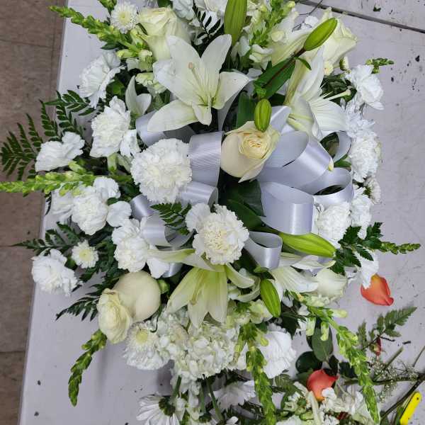 White Rosas white lily's carnation mix the flawer