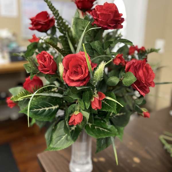 Red rose bouquet in a clear glass vase