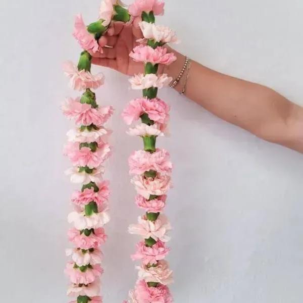 Mini carnation light pink lei