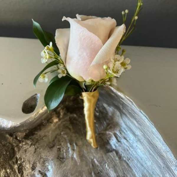 Single pale pink rose with small white accent flowers