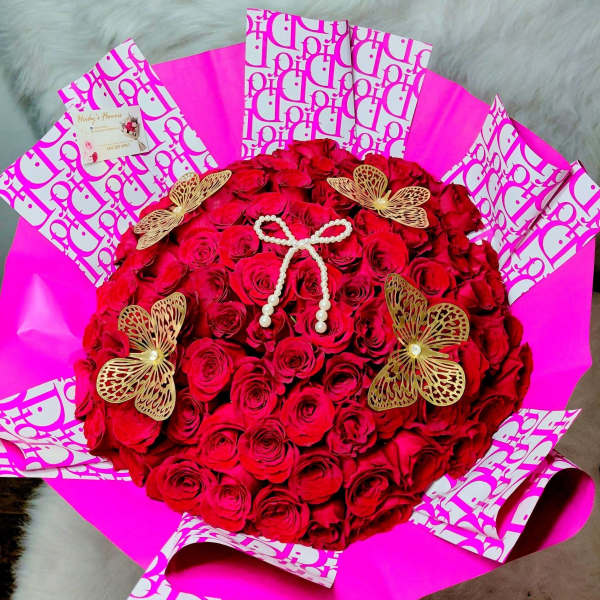100 red rouses