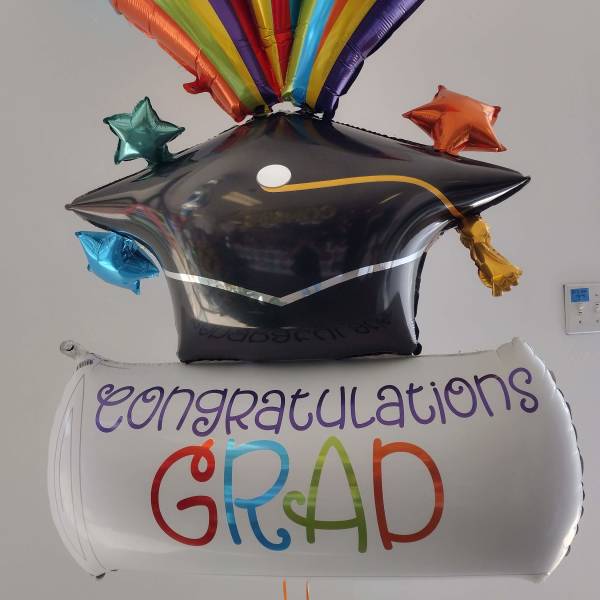 Graduation balloon bouquet with stars and a cap-shaped balloon
