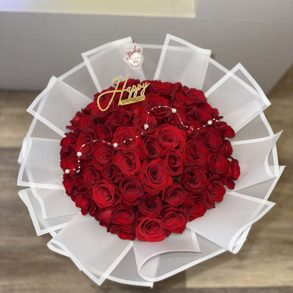 Beautiful bouquet (buchón) decorated with pearls, happy birthday topper (you can change the topper to i love you, happy anniversary)