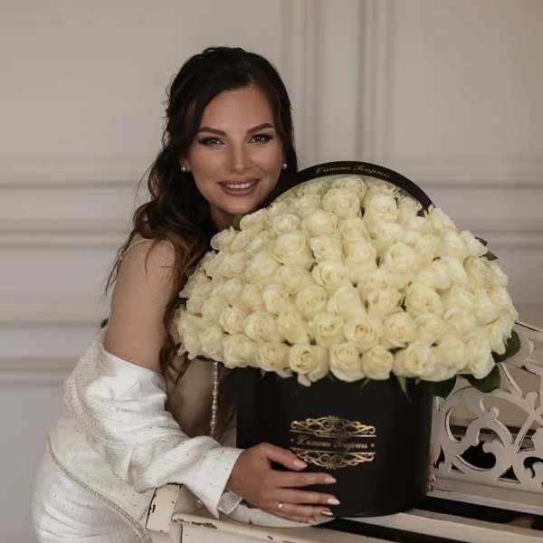 75 White Roses Signature Box