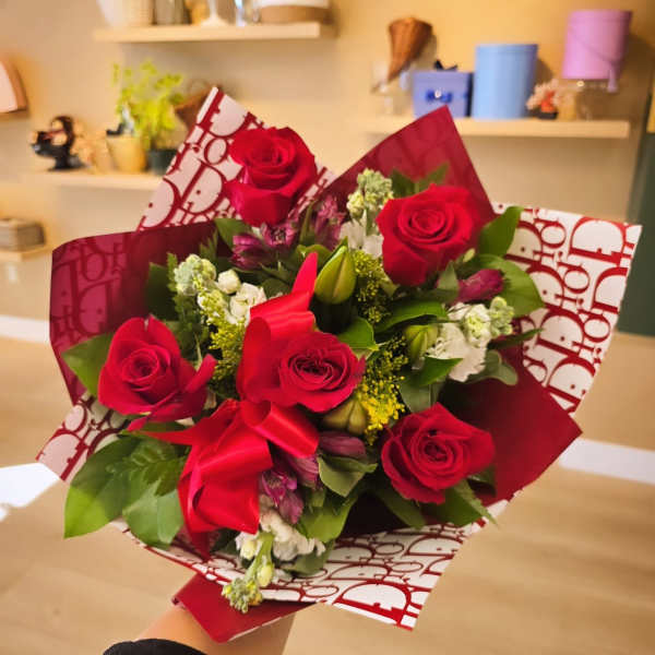Loving red roses paper wrap
