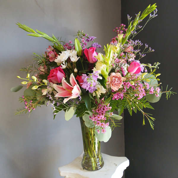 Mixed pink and white bouquet in a clear glass vase