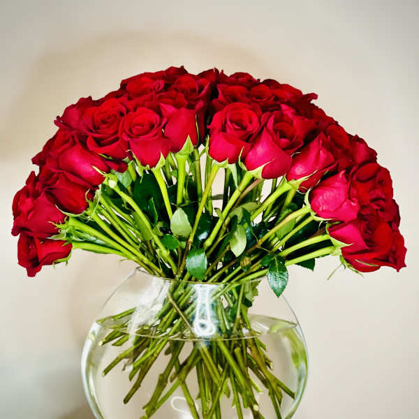 Bouquet of red roses in a clear glass vase