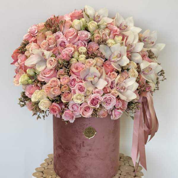 Large pink and white bouquet in a velvet hatbox