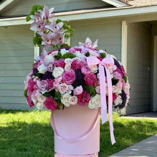 Caja de rosas + orquídeas + flores surtidas