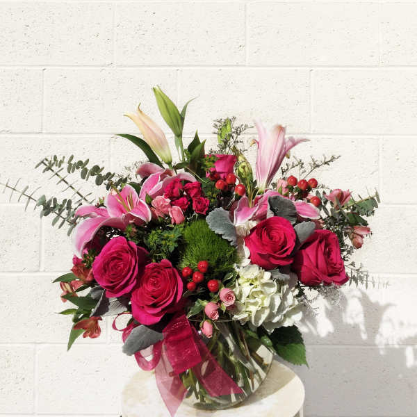 Bouquet of pink roses and lilies in a glass vase