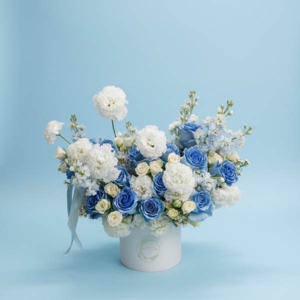 Blue and white rose bouquet in a white hatbox
