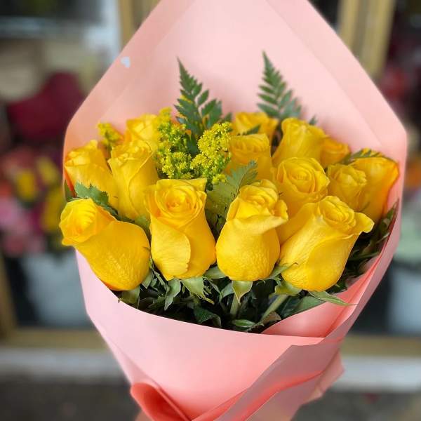12 Yellow Premium Roses Bouquet