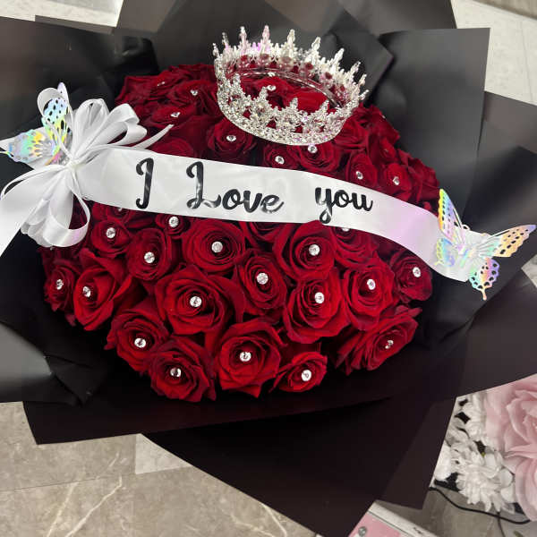 Bouquet of red roses with a crown and "I Love you" ribbon