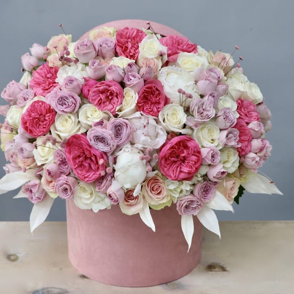 Pink and white rose bouquet in a pink hat box