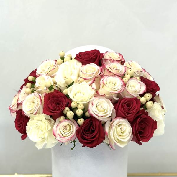 Bouquet of red and white roses in a white hat box