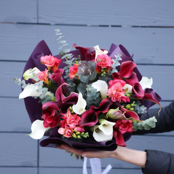 Bouquet of burgundy and white calla lilies with pink flowers