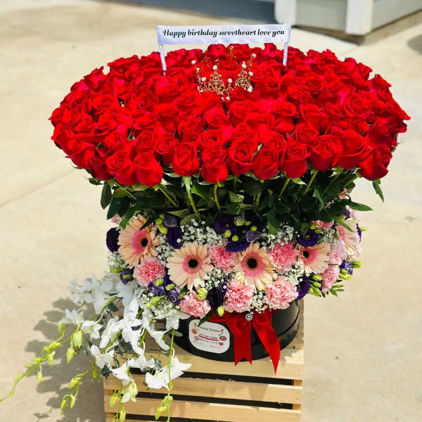 Arreglo de 100 rosas + flores surtidas