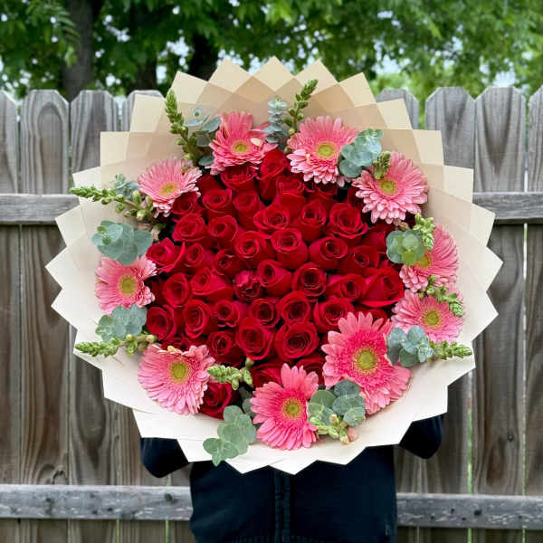 Ramo de rosas y gerberas