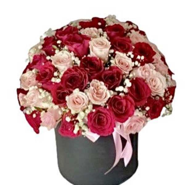 Bouquet of red and blush roses in a black hat box