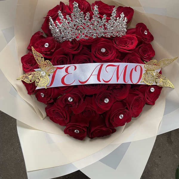 Bouquet of red roses with a jeweled tiara and "TE AMO" ribbon