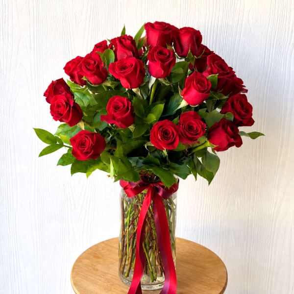 EC114 Classic Long Stem Red Roses