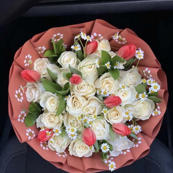 25 Count White Rose And Coral Tulip Buchon