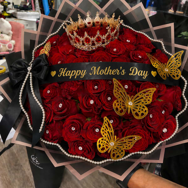 Luxury Crown Bouquet (60 red roses )