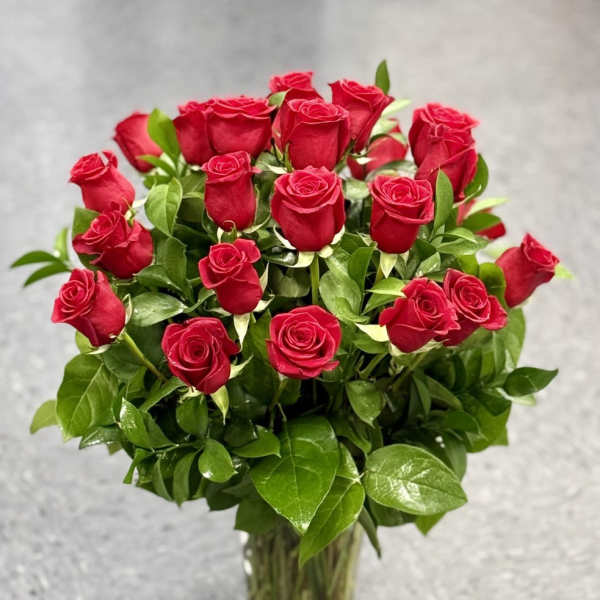 Bouquet of red roses in a clear glass vase