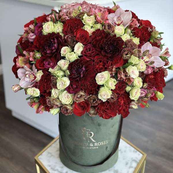 Large red and blush bouquet in a green hatbox