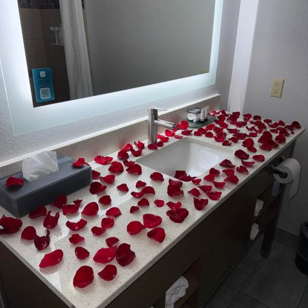 Decoración de cuarto 200 rosas +globos +velas +letrero personalizado