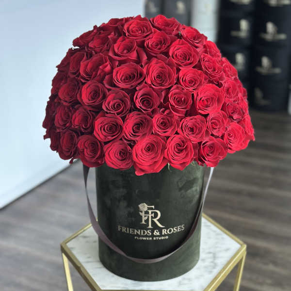 Large bouquet of red roses in a black hatbox