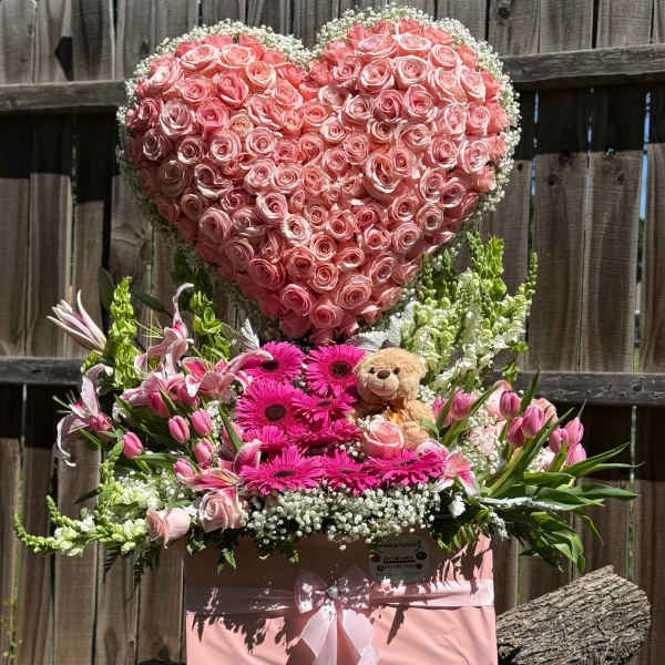 Arreglo de corazón de rosas y flores surtidas