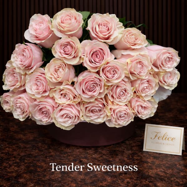 Large bouquet of pale pink roses in a round box