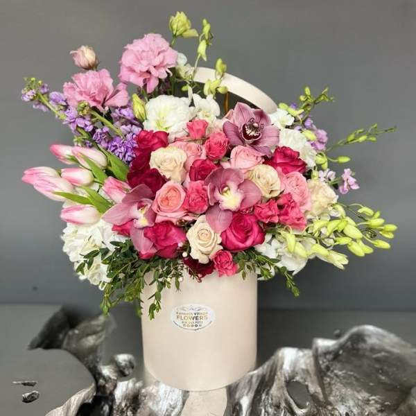 Pink and white mixed bouquet in a cream hatbox