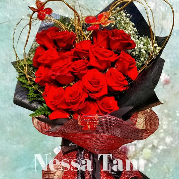 Bouquet of red roses with baby's breath and decorative gold loops