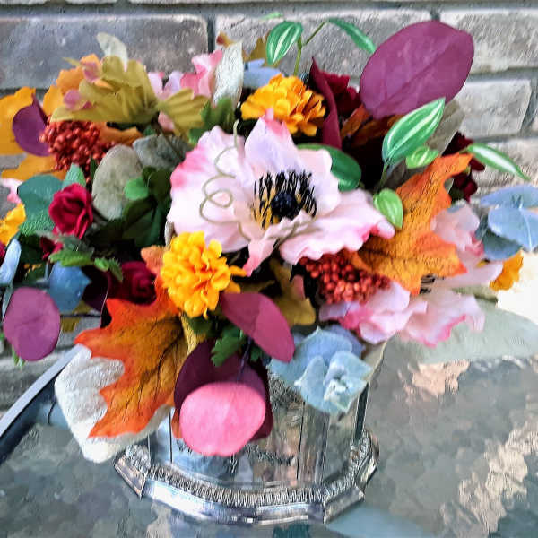 Colorful bouquet with pink and yellow flowers in a clear vase