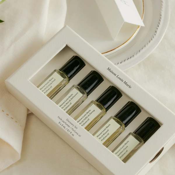 Boxed perfume oil discovery set with five small bottles