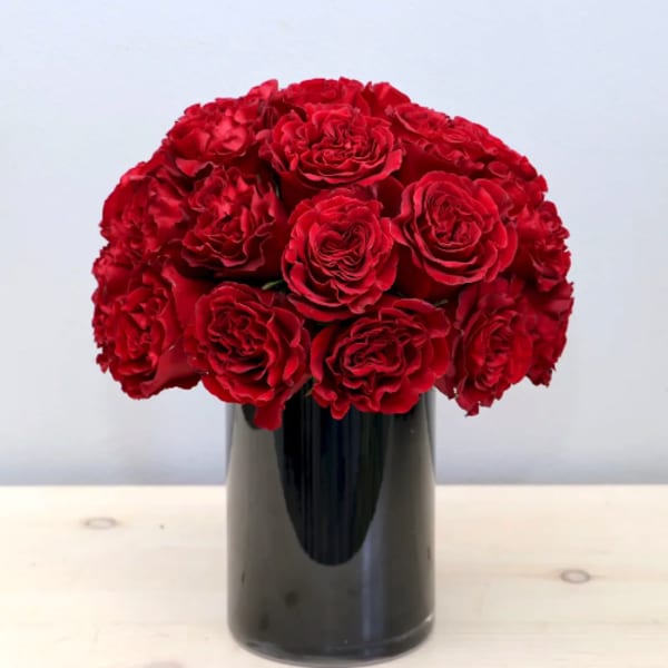 Red rose bouquet in a black vase