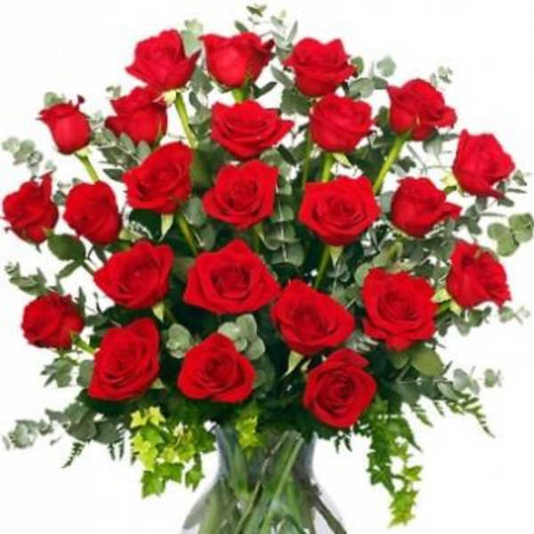 Bouquet of red roses in a clear glass vase