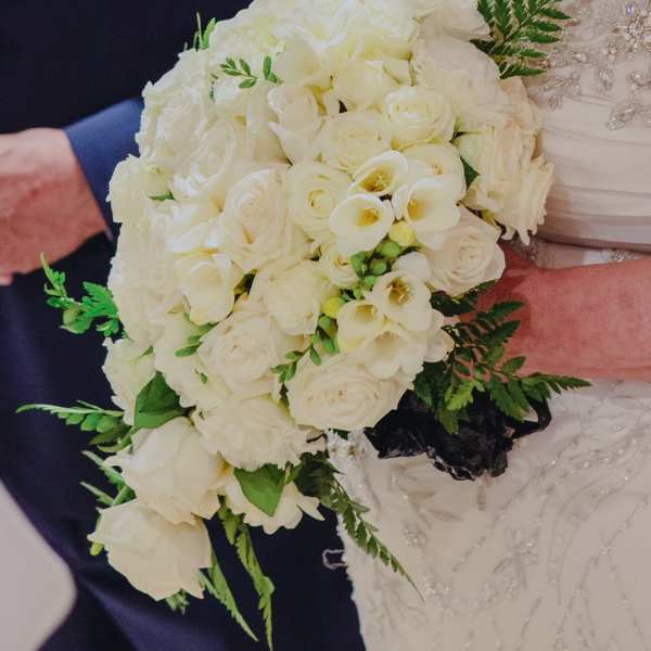 White bridal bouquet with roses and calla lilies