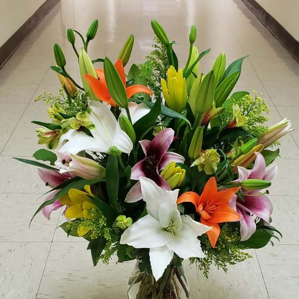 Bouquet of lilies and alstroemeria in a clear glass vase