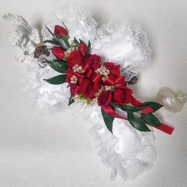 Red rose bouquet with white lace and ribbon accents