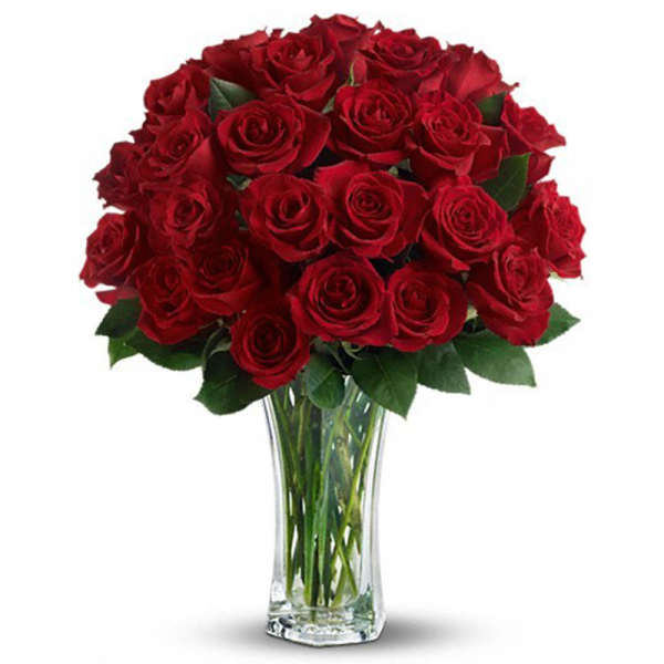 Bouquet of red roses in a clear glass vase