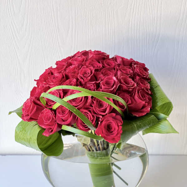 Bouquet of red roses in a clear glass vase