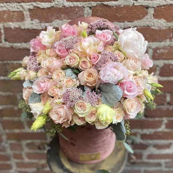 Pink and white rose bouquet in a pink hatbox