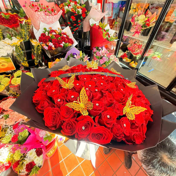 Grand 50+ Roses w/choice of phrase on ribbon (Gold letters only)(Describe in detail phrase in description )