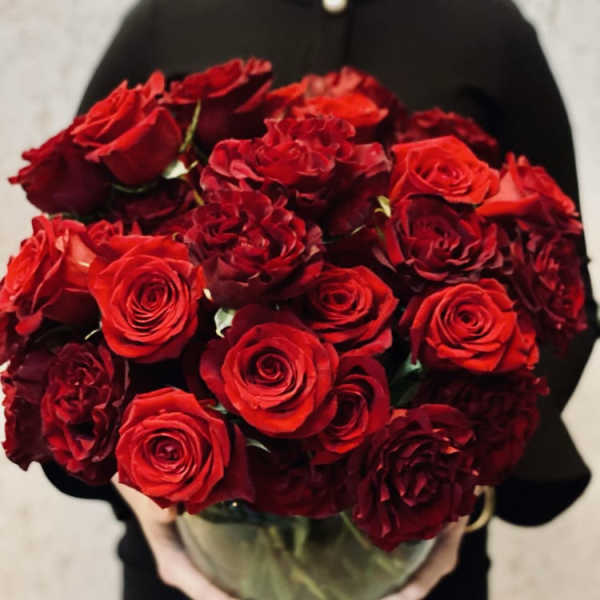 Bouquet of red roses in a clear glass vase