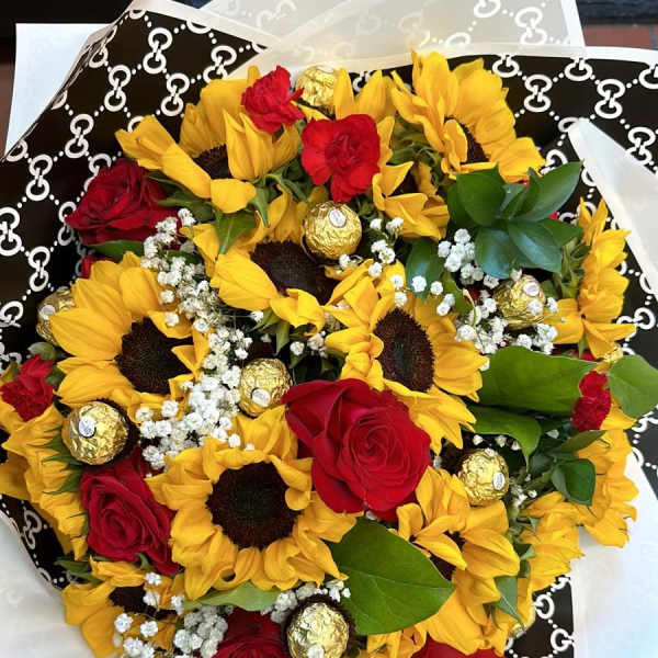 Jumbo Sunflower Mix X Half Dozen Roses W/Chocolates