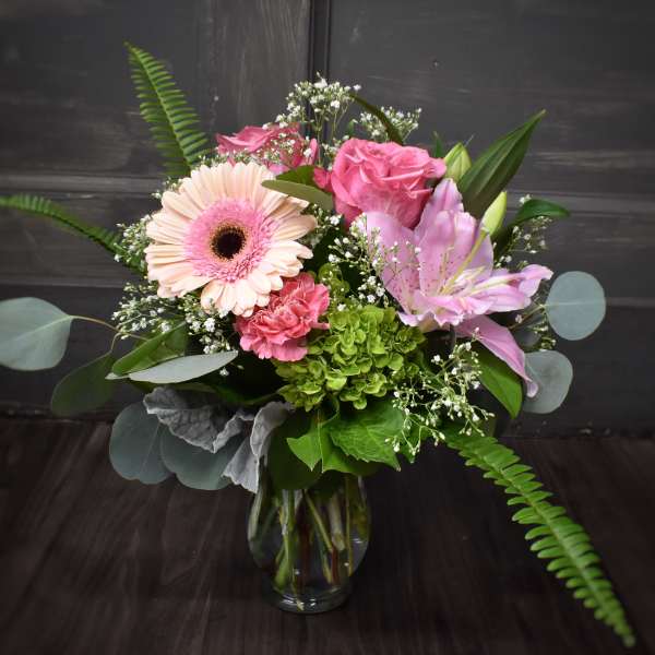 Pink and peach mixed bouquet in a glass vase