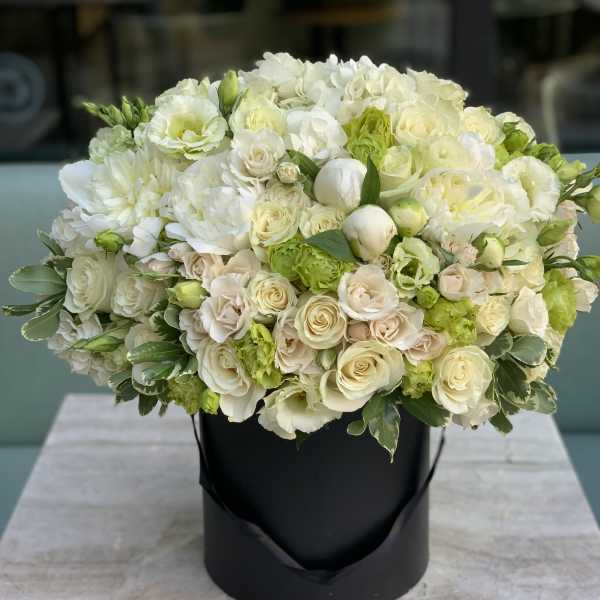 Elegant White & Green Floral Arrangement – Luxury Flower Box